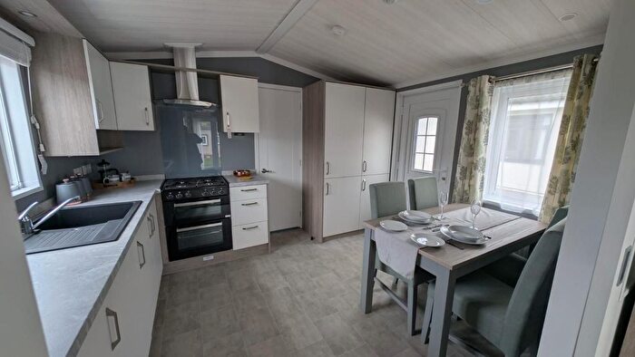 2 Bedroom Mobile/park Home For Sale In Elm Tree Park, Queen Street, Seaton Carew, Hartlepool, TS25