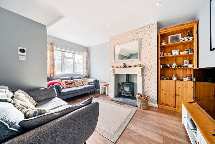 2 Bedroom Flat For Sale In Birchwood Road, West Byfleet, KT14