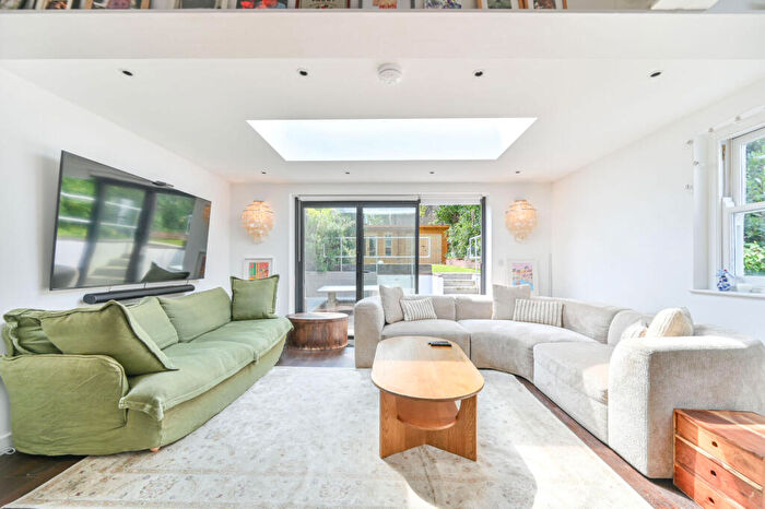 2 Bedroom Flat For Sale In Grosvenor Gardens, Willesden Green, London, NW2