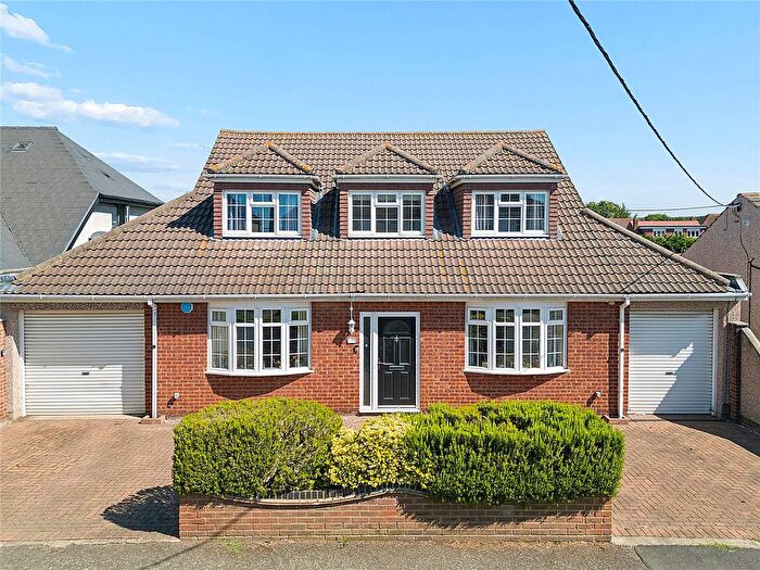 5 Bedroom Chalet For Sale In Laburnham Gardens, Upminster, RM14