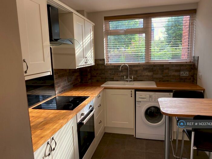 2 Bedroom Flat To Rent In Loughborough Road, West Bridgford, Nottingham, NG2