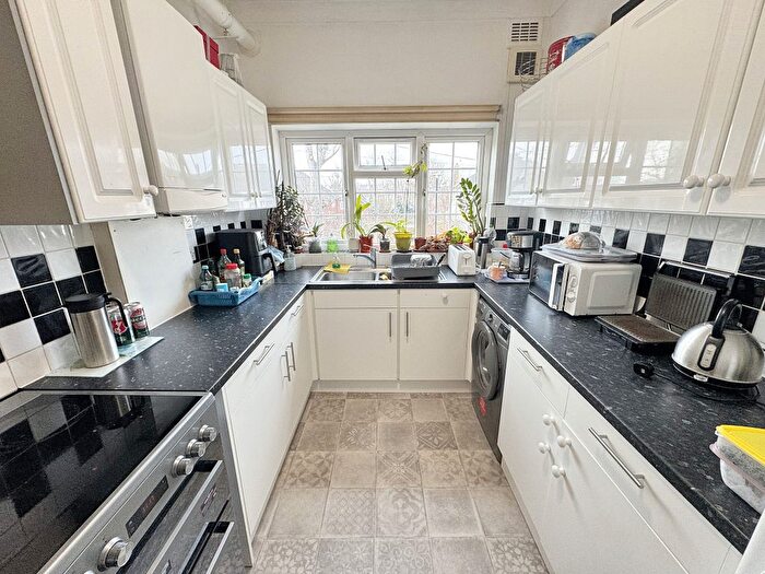 3 Bedroom Flat To Rent In Stopford Road, Plaistow, E13