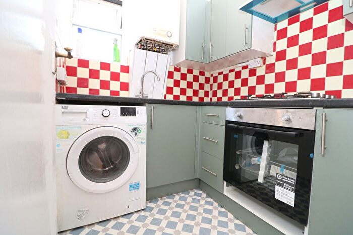 2 Bedroom Flat To Rent In Buckhold Road, London, SW18