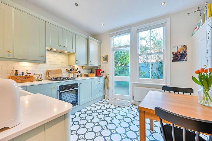 1 Bedroom Flat For Sale In Acton Lane, Chiswick, London, W4