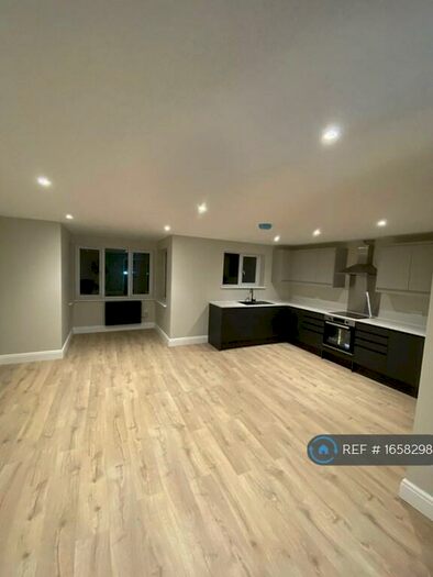 2 Bedroom Flat To Rent In Pinecroft Court, Welling, DA16