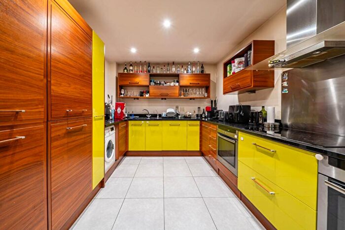 2 Bedroom Flat For Sale In Millennium Drive, Isle Of Dogs, London, E14