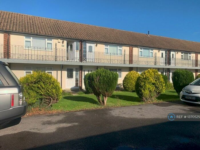 1 Bedroom Flat To Rent In Spanish Court, Burgess Hill, RH15