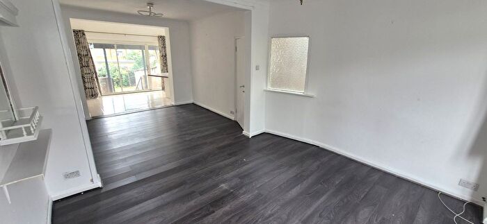 3 Bedroom Semi-Detached House For Sale In Summit Avenue, Kingsbury, NW9