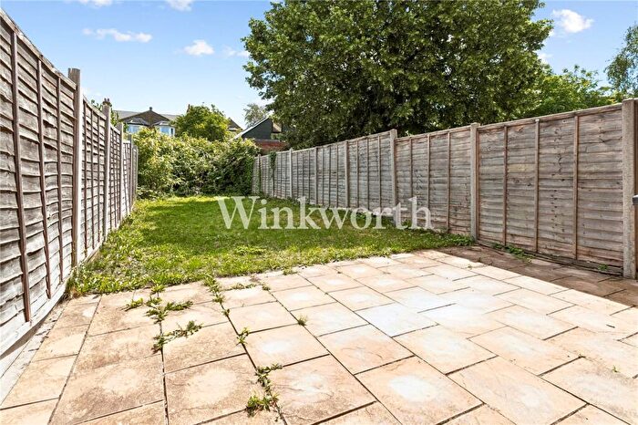 2 Bedroom Apartment For Sale In Lordsmead Road, London, N17