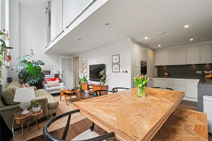 3 Bedroom Maisonette For Sale In Augustas Lane, London, N1