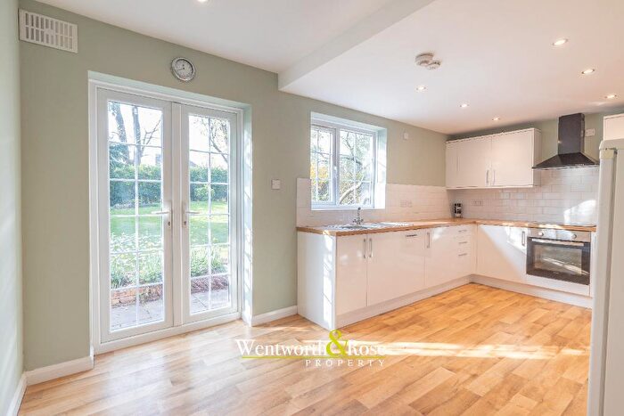4 Bedroom Semi Detached House To Rent In Iris Close, Selly Oak, Birmingham, B29