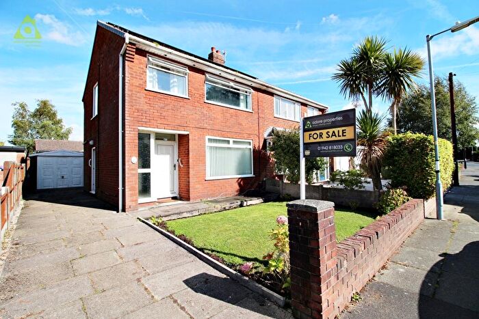 3 Bedroom Semi-Detached House For Sale In Lee Bank, Westhoughton, BL5