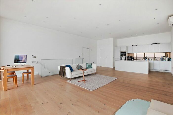 3 Bedroom Flat To Rent In Flat, Buckhold Road, Wandsworth, SW18