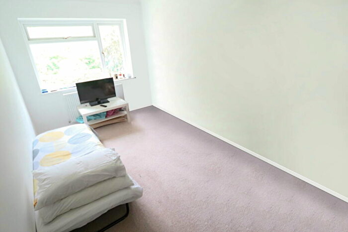 2 Bedroom Apartment For Sale In Tupwood Lane, Caterham, CR3