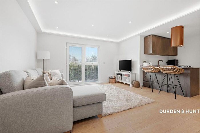 2 Bedroom Flat For Sale In London Road, Leigh-On-Sea, SS9