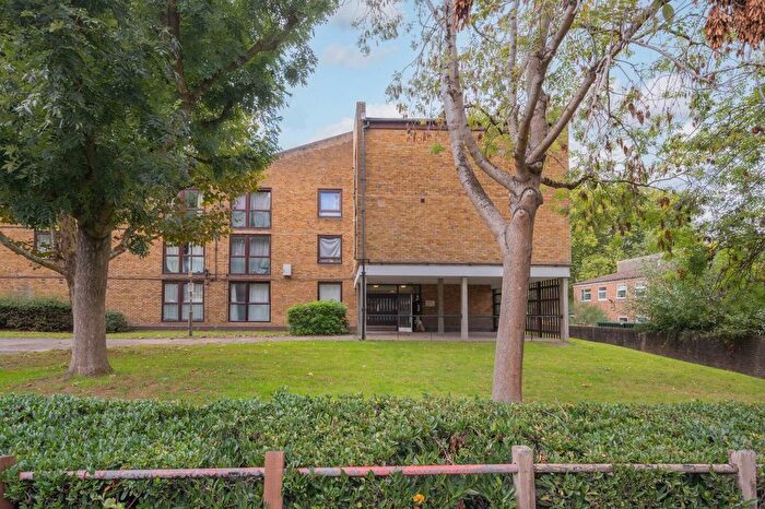 2 Bedroom Flat For Sale In Garratt Lane, Earlsfield, London, SW17