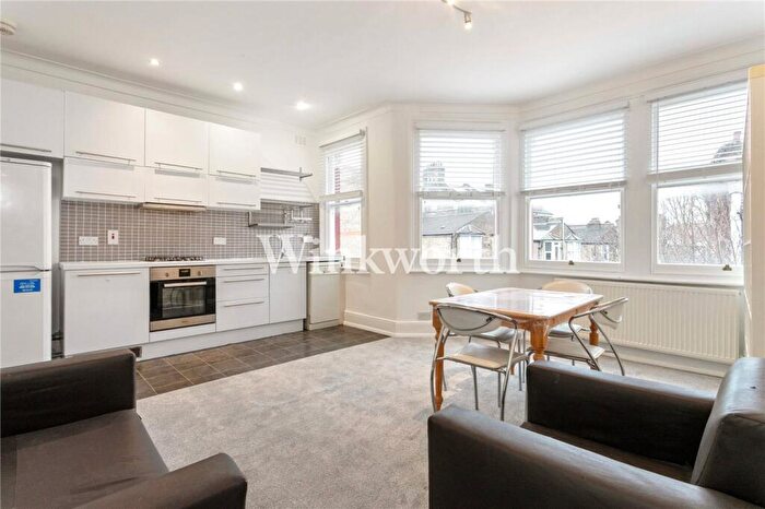 2 Bedroom Apartment For Sale In Kirkstall Avenue, London, N17