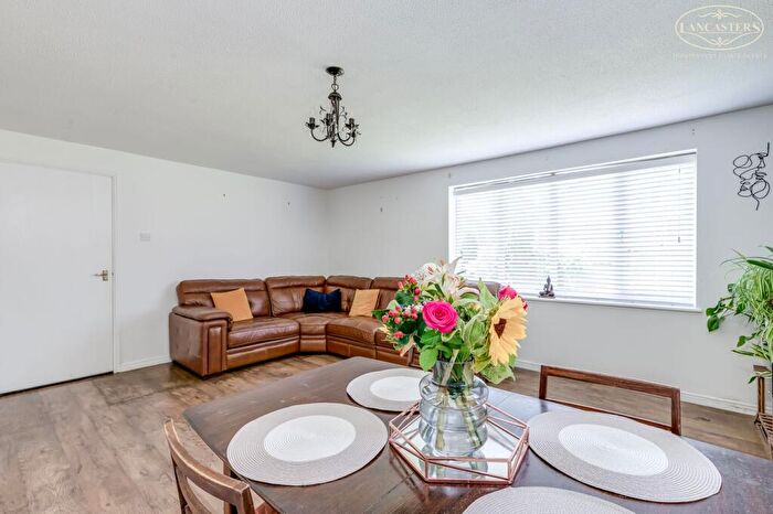 2 Bedroom Flat For Sale In Dean Court, Bolton, BL1 - Photo 3