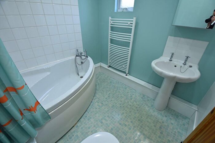 3 Bedroom End Of Terrace House For Sale In Old Bedford Road, Luton, Bedfordshire, LU2