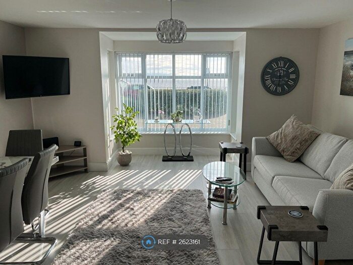 2 Bedroom Flat To Rent In Kings Parade, Holland-On-Sea, CO15