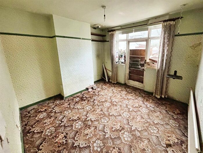 3 Bedroom Semi-Detached House For Sale In Westfield Road, Leicester, LE3