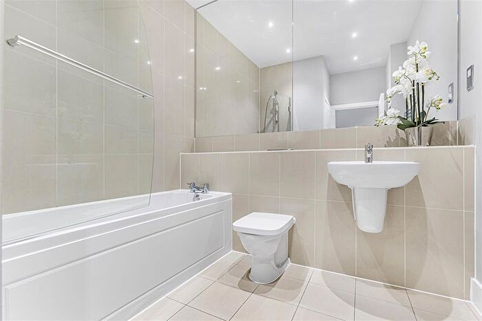 1 Bedroom Flat For Sale In Henmarsh Court, Balls Park, Hertford, SG13