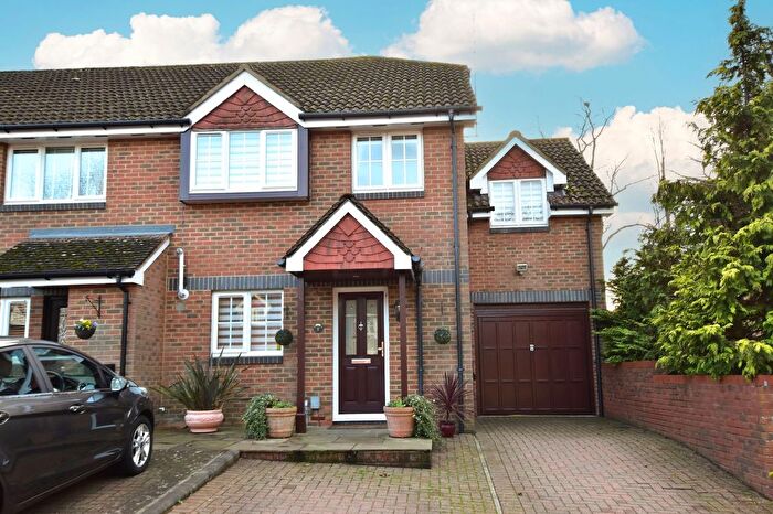 4 Bedroom End Terrace House For Sale In Lapwing Way, Abbots Langley, WD5
