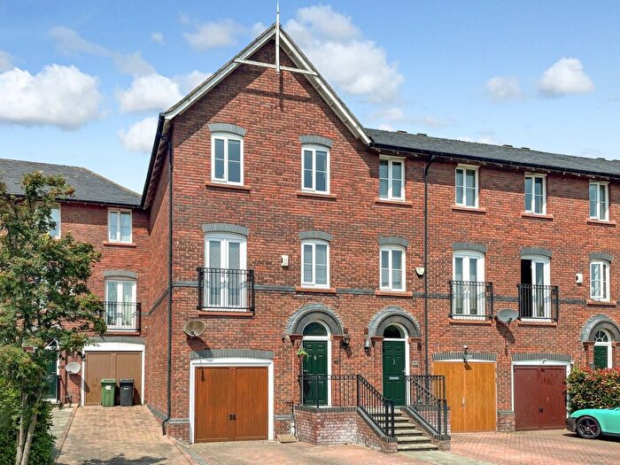 3 Bedroom Town House For Sale In Walls Avenue, Chester, CH1