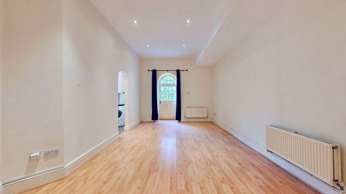2 Bedroom Flat To Rent In West Park Road, Southall, UB2