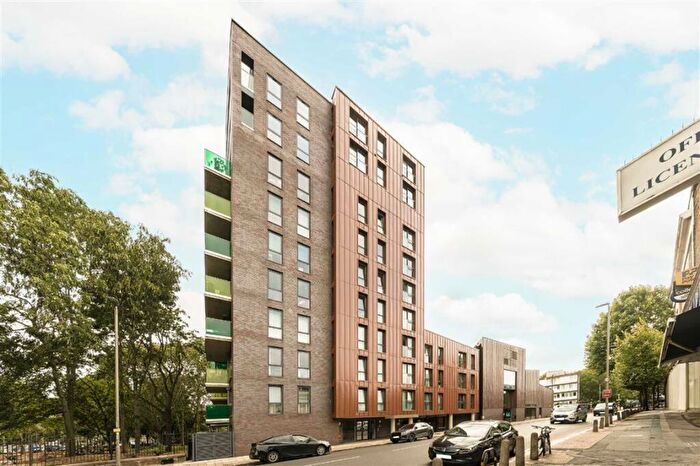 3 Bedroom Flat To Rent In Plough Road, Battersea, SW11