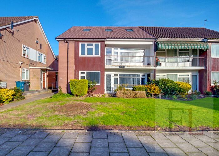 4 Bedroom Flat To Rent In Dene Gardens, Stanmore, HA7