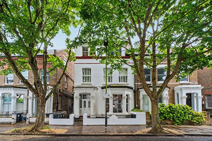 3 Bedroom Flat For Sale In Gloucester Drive, London, N4