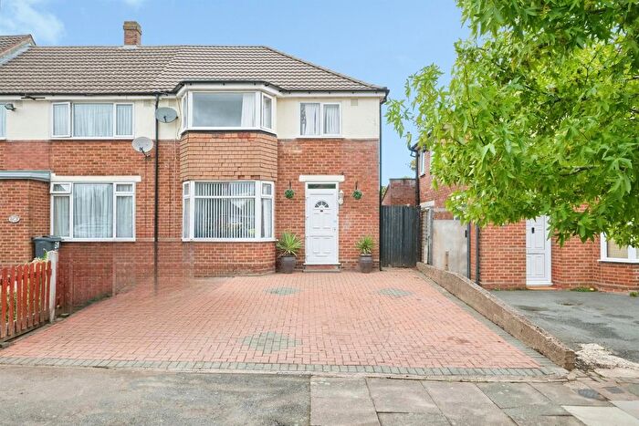 3 Bedroom Semi-Detached House For Sale In Templeton Road, Birmingham, B44