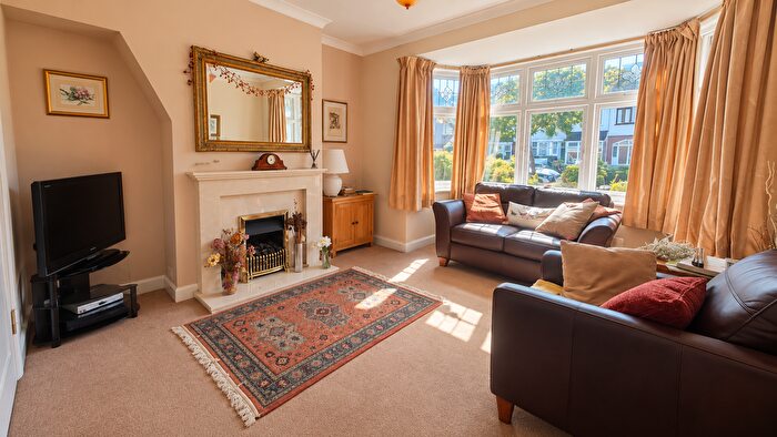 3 Bedroom Semi-detached House For Sale In Bawdsey Avenue, Newbury Park, IG2