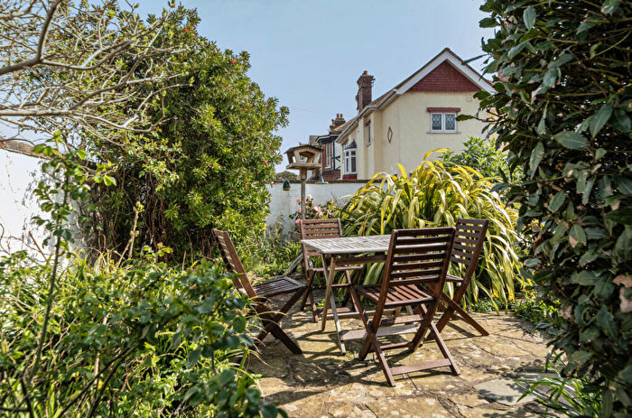 2 Bedroom Flat To Rent In Grand Avenue, West Worthing, West Sussex, BN11