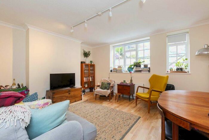 2 Bedroom Flat To Rent In Oval Road, Regents Park / Camden, NW1