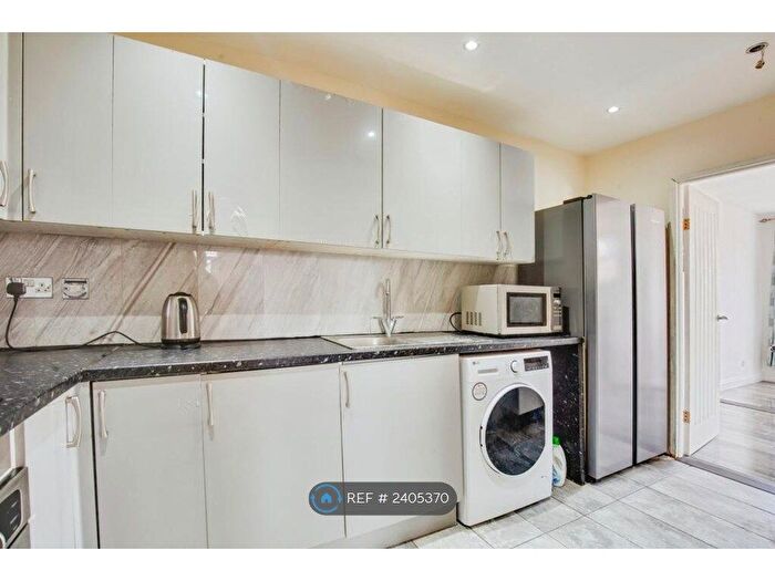 2 Bedroom Flat To Rent In Bluepoint Court, Harrow, HA1