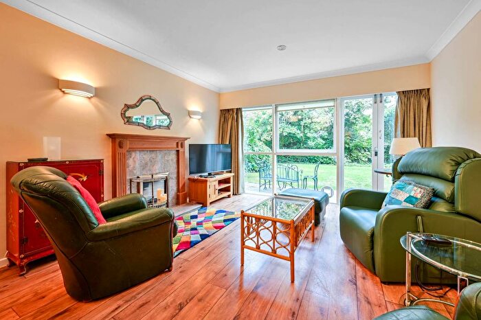 2 Bedroom Flat To Rent In Parkleys, Ham, Richmond, TW10