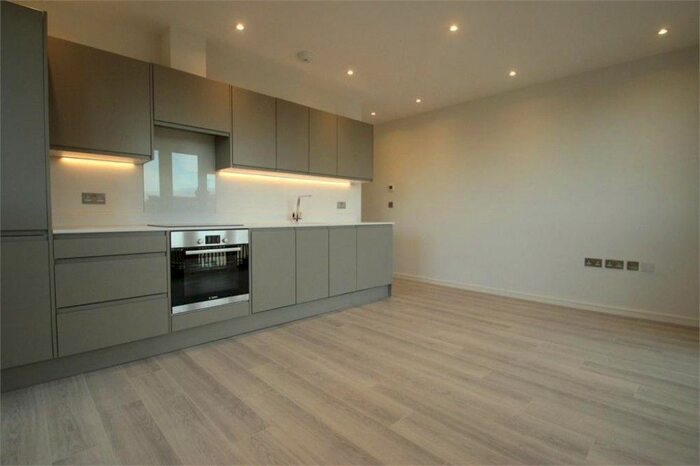 2 Bedroom Flat To Rent In Roxborough Avenue, Harrow, Greater London, HA1