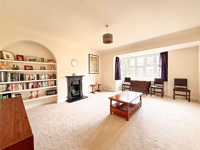 2 Bedroom Flat To Rent In Queens Drive, West Acton, London, W3