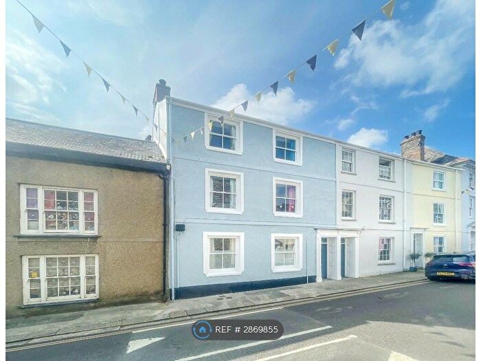 3 Bedroom Flat To Rent In Broad Street, Penryn, TR10