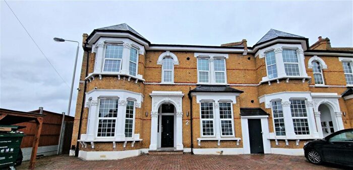 3 Bedroom Flat To Rent In Bedroom Apartment - Forest Drive East, Leytonstone - - Newly Refurbished Apartment - £, Pcm, E11