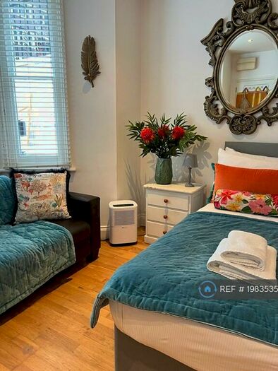 Studio To Rent In Finborough Road, London, SW10