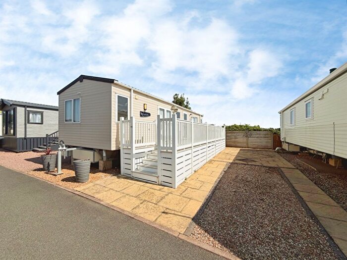 2 Bedroom Park Home For Sale In Warwick Road, Stratford-Upon-Avon, CV37