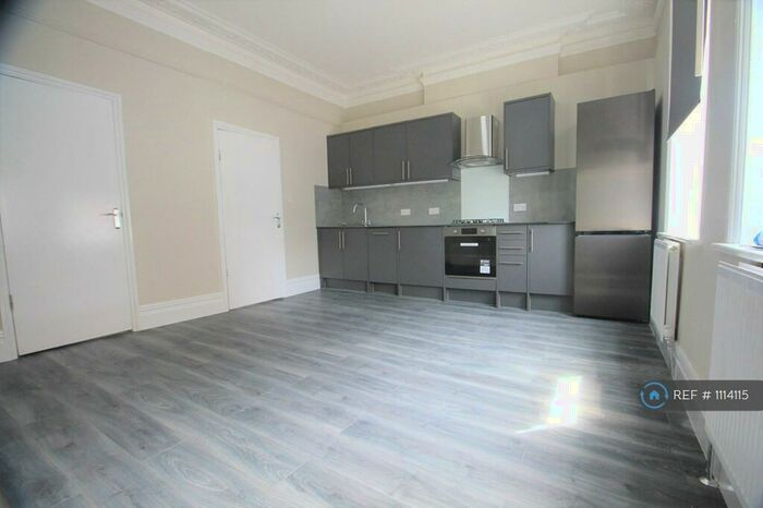 4 Bedroom Flat To Rent In Holbeach Mews, London, SW12
