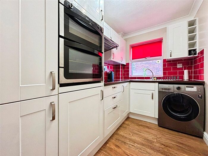 2 Bedroom Flat For Sale In Whitley Wood Road, Reading, Berkshire, RG2