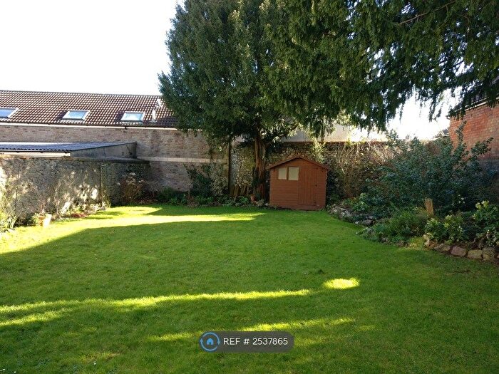 3 Bedroom Flat To Rent In Cambridge Park, Bristol, BS6