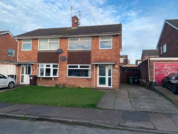 3 Bedroom Semi-Detached House To Rent In Russett Close, PE30