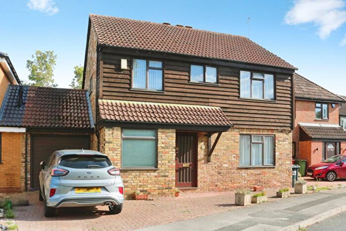 4 Bedroom Detached House For Sale In Fieldhurst, Langley, SL3