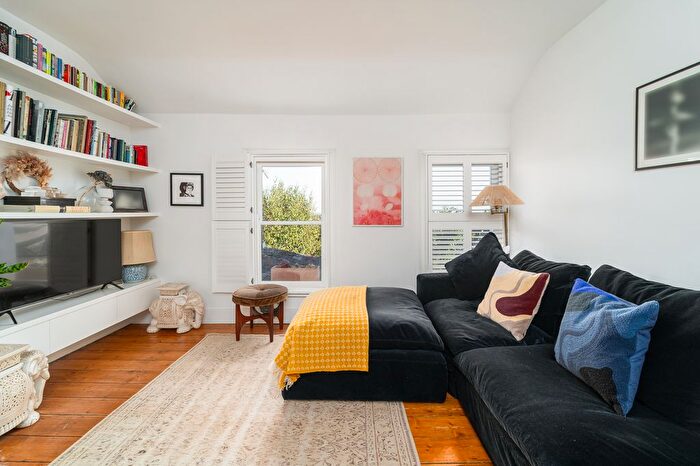 2 Bedroom Flat For Sale In Ridge Road, Crouch End, N8